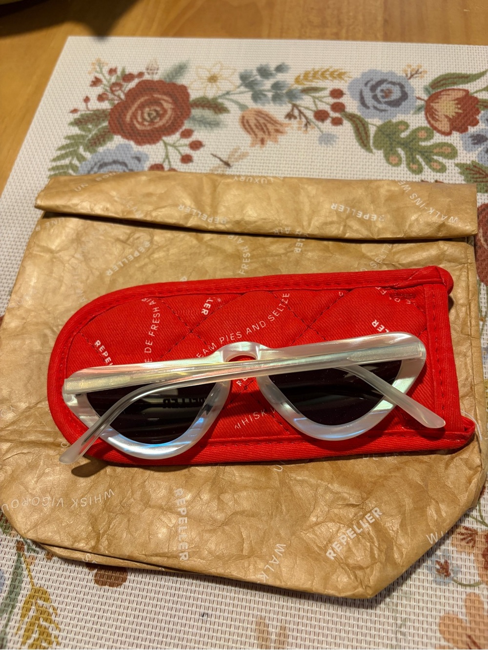 Man Repeller Leandra Medine Unibrow Pearl Iridescent Cat Eye Sunglasses Case Set - Picture 2 of 6